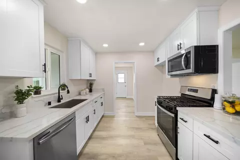 Kitchen - 913 Beech St, Tehachapi, CA 93561 photo 4 of 5