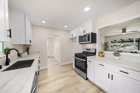 Kitchen - 913 Beech St, Tehachapi, CA 93561 photo 2 of 5