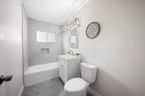 Bath - 913 Beech St, Tehachapi, CA 93561 photo 1 of 1