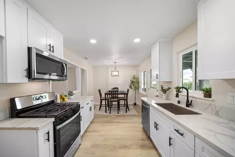 Kitchen - 913 Beech St, Tehachapi, CA 93561 photo 3 of 5