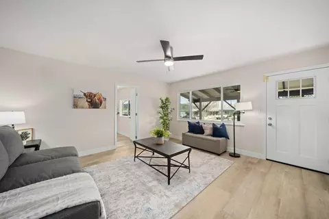 Living - 913 Beech St, Tehachapi, CA 93561 photo 2 of 5