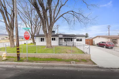 Exterior - 913 Beech St, Tehachapi, CA 93561 photo 3 of 6