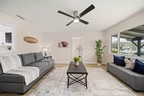 Living - 913 Beech St, Tehachapi, CA 93561 photo 3 of 5