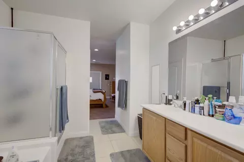 Bath - 43658 Dana Dr, Lancaster, CA 93535 photo 1 of 3