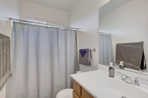 Bath - 43658 Dana Dr, Lancaster, CA 93535 photo 3 of 3