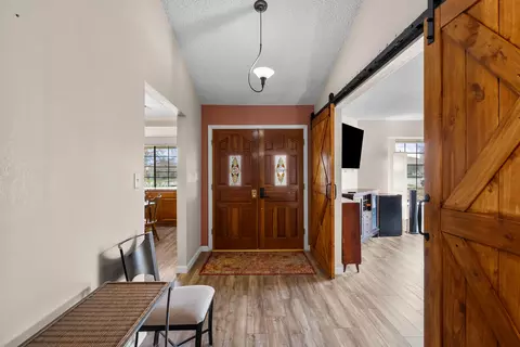 Entry Way - 22651 Lake Dr, Tehachapi, CA 93561 photo 2 of 2