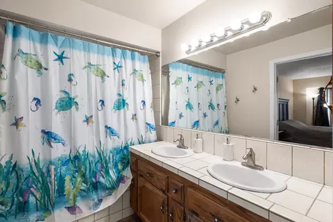 Bath - 22651 Lake Dr, Tehachapi, CA 93561 photo 4 of 4