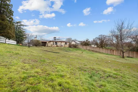 Exterior - 22651 Lake Dr, Tehachapi, CA 93561 photo 10 of 12