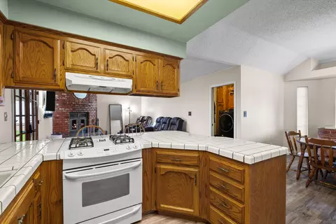 Kitchen - 22651 Lake Dr, Tehachapi, CA 93561 photo 4 of 6
