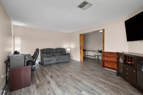 Living - 22651 Lake Dr, Tehachapi, CA 93561 photo 4 of 5