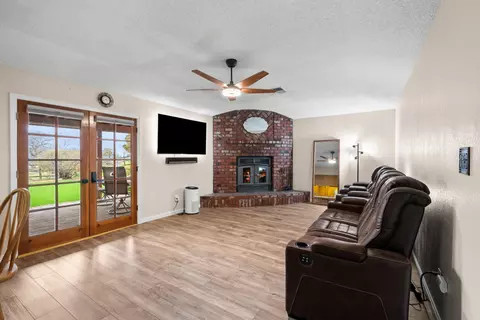 Living - 22651 Lake Dr, Tehachapi, CA 93561 photo 1 of 5
