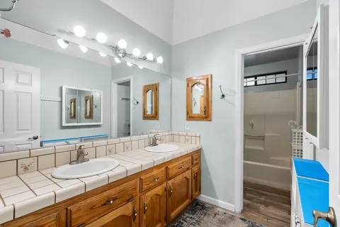 Bath - 22651 Lake Dr, Tehachapi, CA 93561 photo 1 of 4
