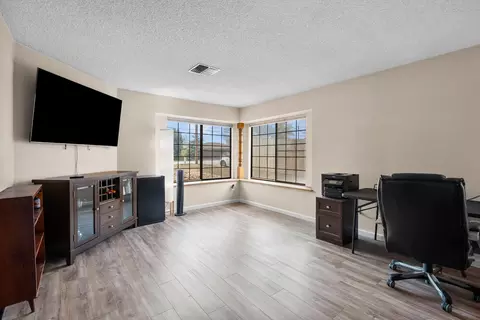 Living - 22651 Lake Dr, Tehachapi, CA 93561 photo 5 of 5