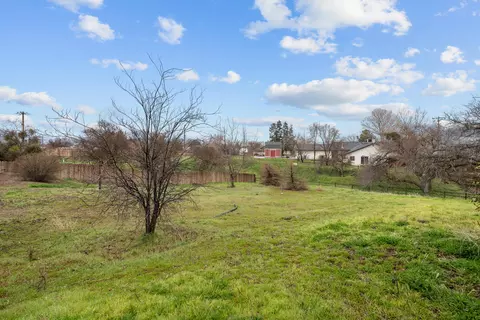 Exterior - 22651 Lake Dr, Tehachapi, CA 93561 photo 9 of 12