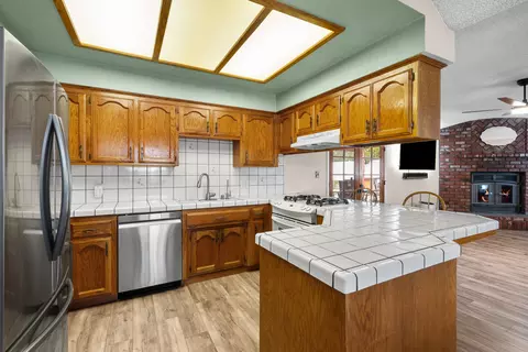 Kitchen - 22651 Lake Dr, Tehachapi, CA 93561 photo 1 of 6