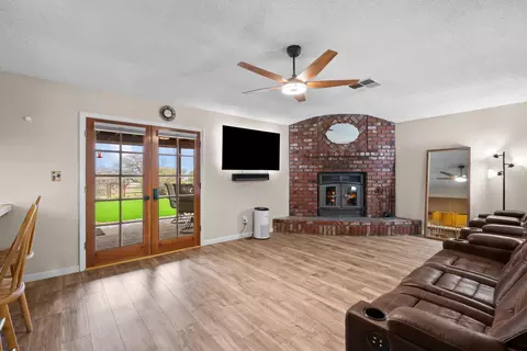 Living - 22651 Lake Dr, Tehachapi, CA 93561 photo 2 of 5