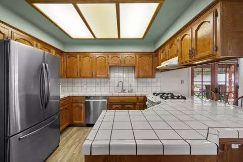 Kitchen - 22651 Lake Dr, Tehachapi, CA 93561 photo 5 of 6