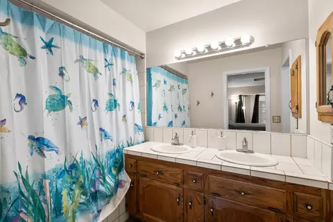 Bath - 22651 Lake Dr, Tehachapi, CA 93561 photo 3 of 4