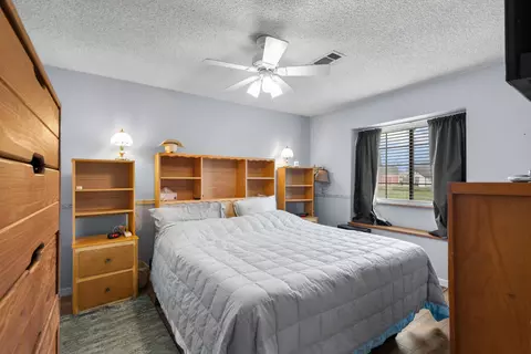 Bedroom - 22651 Lake Dr, Tehachapi, CA 93561 photo 5 of 12