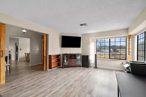 Living - 22651 Lake Dr, Tehachapi, CA 93561 photo 3 of 5