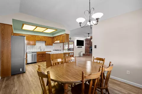 Dining - 22651 Lake Dr, Tehachapi, CA 93561 photo 2 of 2