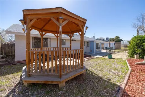 Exterior - 2303 Edam St, Lancaster, CA 93536 photo 5 of 5