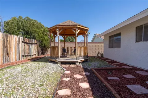 Exterior - 2303 Edam St, Lancaster, CA 93536 photo 3 of 5