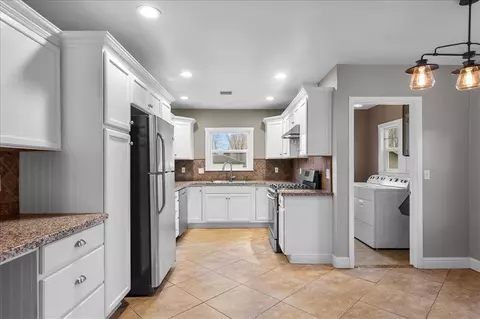 Entry Way - 425 D St E, Tehachapi, CA 93561 photo 2 of 4