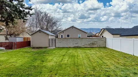 Exterior - 425 D St E, Tehachapi, CA 93561 photo 6 of 8