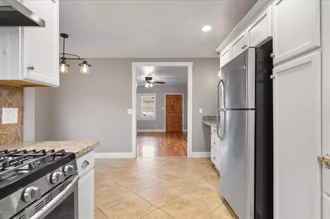 Entry Way - 425 D St E, Tehachapi, CA 93561 photo 3 of 4