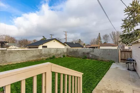 Exterior - 425 D St E, Tehachapi, CA 93561 photo 2 of 8