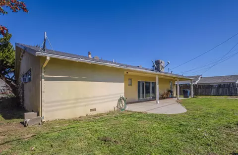 Exterior - 534 C St E, Tehachapi, CA 93561 photo 6 of 6