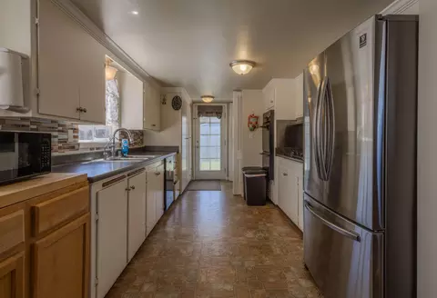 Kitchen - 534 C St E, Tehachapi, CA 93561 photo 1 of 1