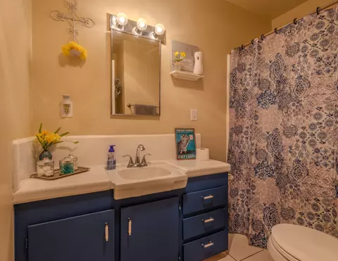 Bath - 534 C St E, Tehachapi, CA 93561 photo 1 of 4