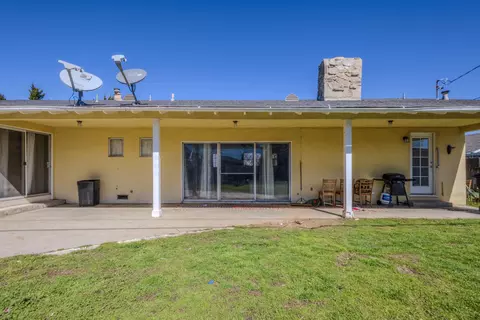 Exterior - 534 C St E, Tehachapi, CA 93561 photo 4 of 6