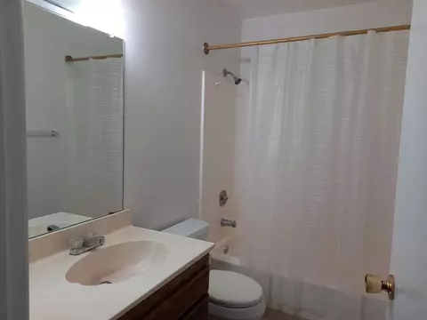 Bath - 44813 Hanstead Ave, Lancaster, CA 93535 photo 1 of 2