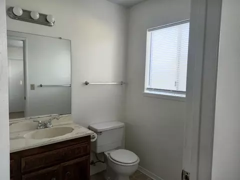 Bath - 44813 Hanstead Ave, Lancaster, CA 93535 photo 2 of 2