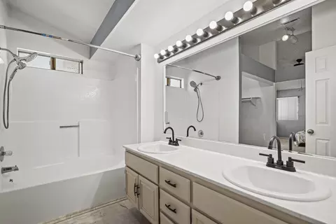 Bath - 657 Martha Ct, Lancaster, CA 93535 photo 1 of 4