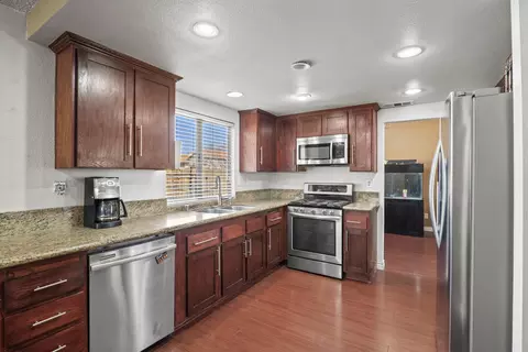 Kitchen - 657 Martha Ct, Lancaster, CA 93535 photo 2 of 5