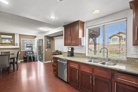 Kitchen - 657 Martha Ct, Lancaster, CA 93535 photo 4 of 5