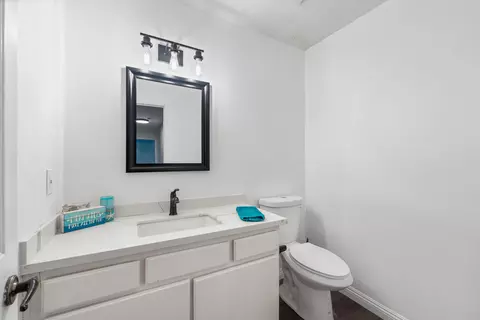 Bath - 208 Eagle Ln, Palmdale, CA 93551 photo 1 of 3