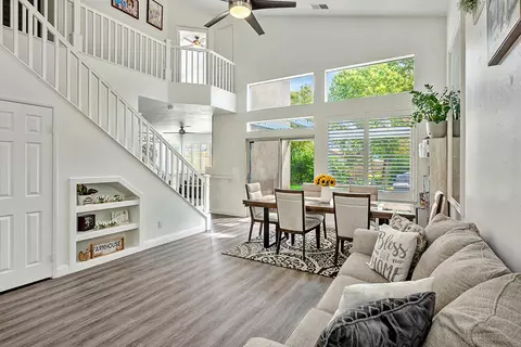 Living - 30414 Sequoia Ct, Castaic, CA 91384 photo 2 of 8