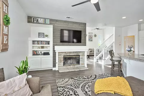 Living - 30414 Sequoia Ct, Castaic, CA 91384 photo 5 of 8