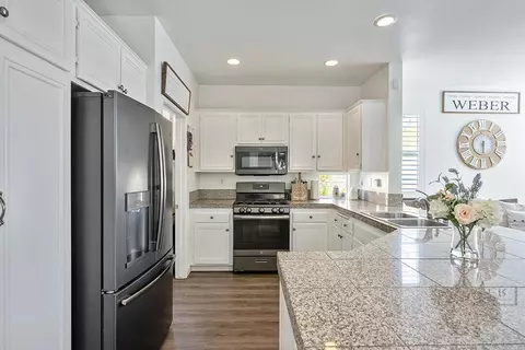Kitchen - 30414 Sequoia Ct, Castaic, CA 91384 photo 1 of 2