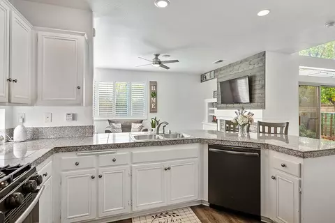 Kitchen - 30414 Sequoia Ct, Castaic, CA 91384 photo 2 of 2