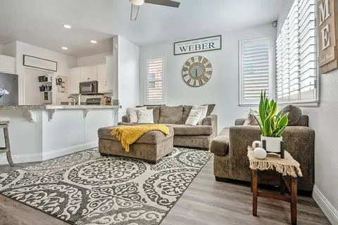 Living - 30414 Sequoia Ct, Castaic, CA 91384 photo 6 of 8