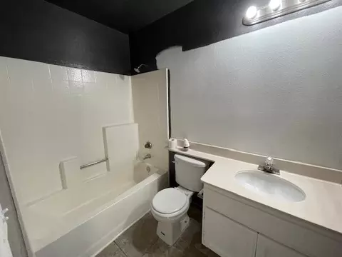 Bath - 2331 Kildare St E, Lancaster, CA 93535 photo 3 of 3