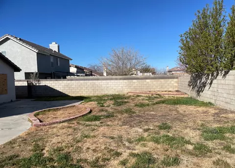 Exterior - 2331 Kildare St E, Lancaster, CA 93535 photo 4 of 5