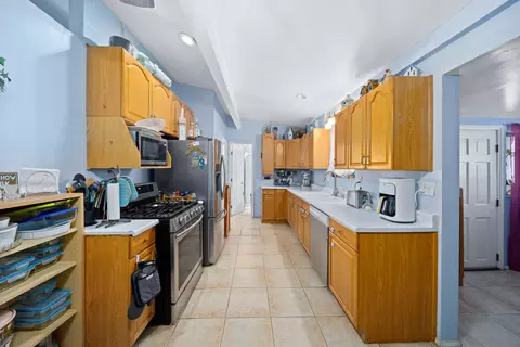 Kitchen - 15901 Rexroth Dr, Mojave, CA 93501 photo 2 of 3