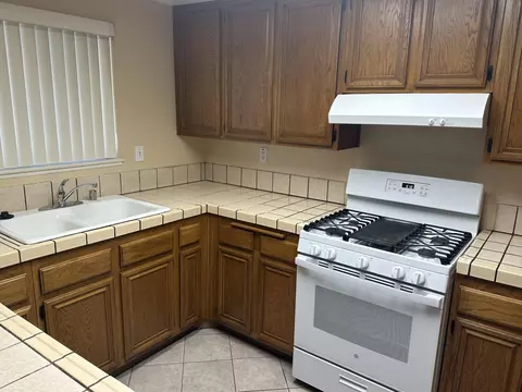 45829 Suffolk Dr, Lancaster, CA 93534 photo 5